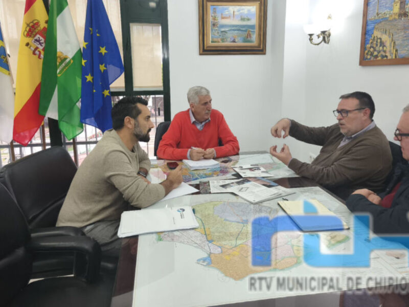 Chipiona estudia la futura implantación de contenedores metálicos para modernizar el servicio de limpieza y frenar el vandalismo 