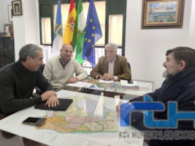 Luis Mario Aparcero estudia con técnicos el concurso  para adjudicar la construcción del aparcamiento subterráneo del Muelle