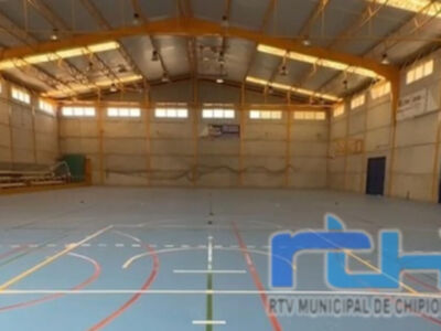 Laura Román hace un balance satisfactorio de la dotación de agua caliente y alumbrado LED al pabellón del colegio Príncipe Felipe