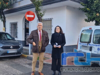 El alcalde de Chipiona y la delegada de Parques y Jardines explican el proceso de poda realizado en la calle Miranda de Sardi
