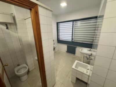 El Ayuntamiento de Sevilla inicia la reforma integral de los aseos del CEIP Zurbarán