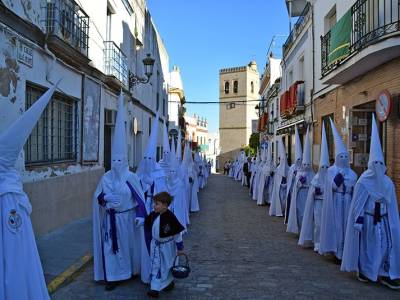 La tradición centenaria del Nazareno y la Esperanza vuelve a recorrer con solemnidad las calles ilipenses de Alcalá del Río