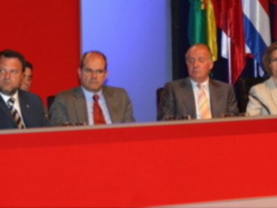 Don Juan Carlos no pudo evitar dar una cabezada en Sevilla cuando presidia un actojunto a la Reina