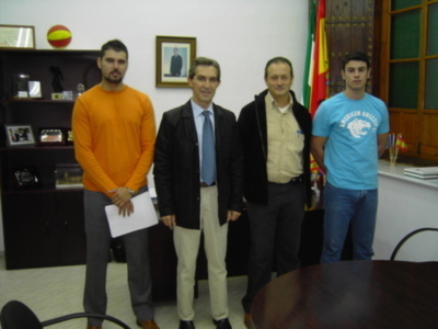 Toma de posesión de dos funcionarios en prácticas policías locales- en el Ayuntamiento de Lora del Río