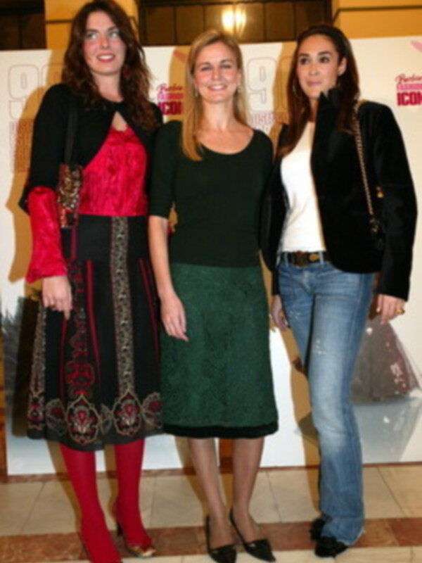Alejandra Osborne y Viki Berrocal visten las muñecas Barbie