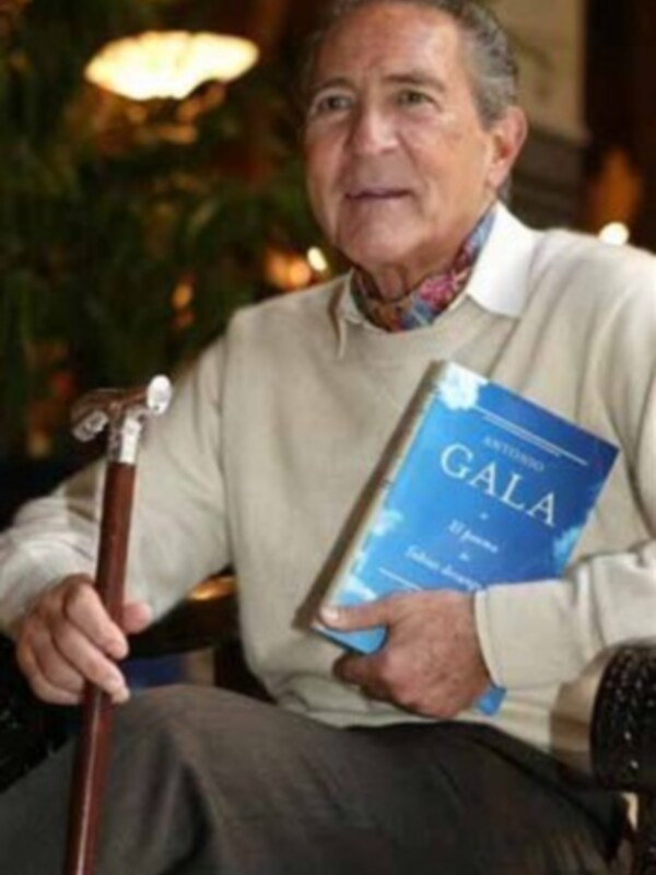 Retrato de un hombre con bastón y libro titulado 'Gala', sentado en un ambiente acogedor.