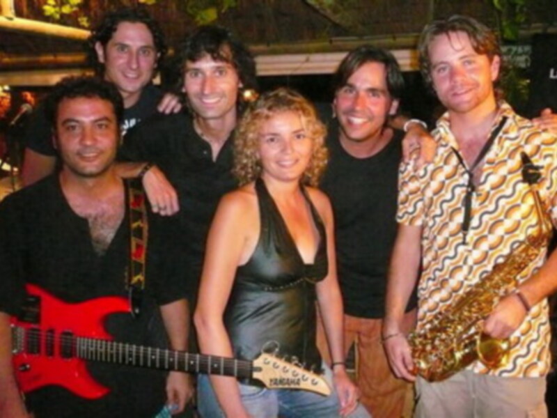 Paz de Alarcon canta con la banda Bajo Cuerda en Chipiona