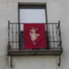 Colgaduras con la figura del Niño Jesús adornan por tercer año los balcones de Gines