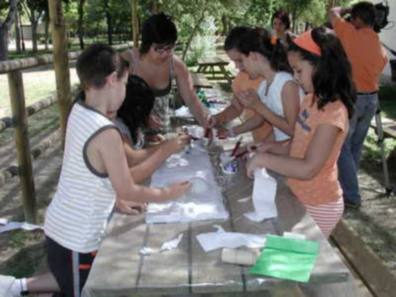 Los pequeños de Gines aprenden técnicas de reciclaje