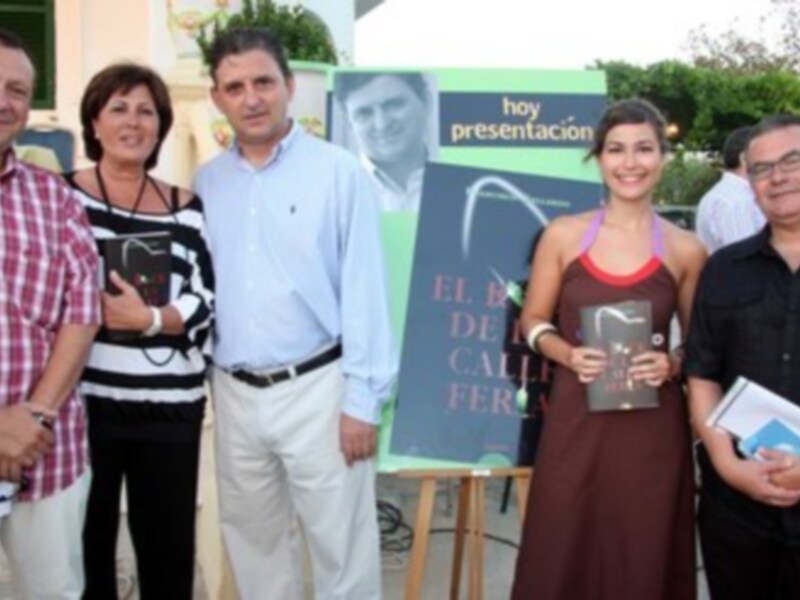 Francisco Gallardo firma El rock de la calle Feria el sabado en la Feria del Libro de Tomares.