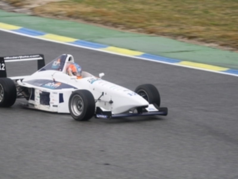 Espectacular estreno de Manu Bejarano al volante de un Fórmula en la Escuela de Emilio de Villota