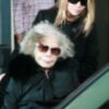 La Duquesa de Alba abandona el hospital junto a su hija Eugenia