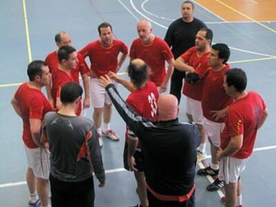 Balonmano: Las selecciones de veteranos de Sevilla y Córdoba empatan en un emocionante encuentro (21-21)