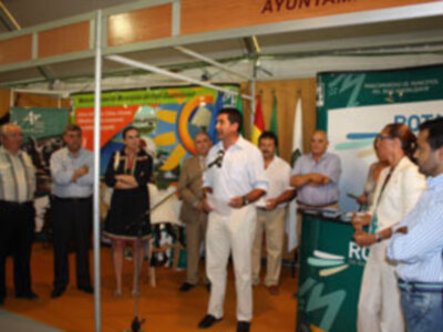La mejor artesanía del Bajo Guadalquivir y de varias comarcas andaluzas se muestra durante este fin de semana en el I Mercado de artesanía de Costa Ballena