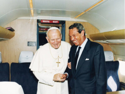 Según unas declaraciones, hechas a El Mundo, por el Dr. Joaquín Navarro-Valls: Juan Pablo II podría ser santo a finales de este año.
