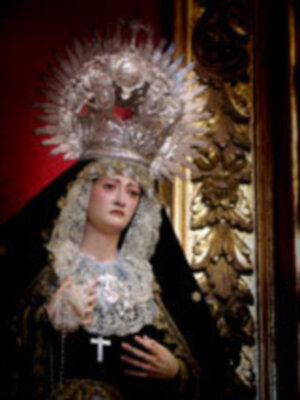 Imagen de una Virgen con un gran halo y vestimenta tradicional, posiblemente de la iglesia.