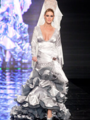 Mónica Martínez, la pareja televisiva de Matías Prats, embarazada de seis meses se sube a la pasarela