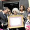 La duquesa de Alba recibe una placa de manos del alcalde, Juan Wic, en presencia de Curro Romero. 