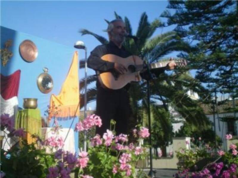Elenco de artistas solidarios celebran Las Cruces de Mayo en Triana
