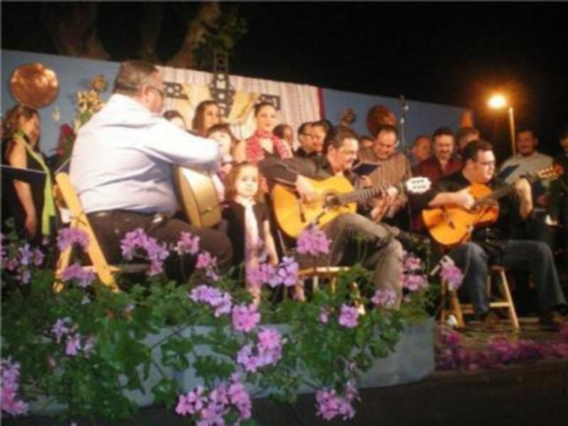 Elenco de artistas solidarios celebran Las Cruces de Mayo en Triana