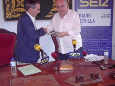 El periodista José Antonio Sánchez Araujo grabó La Cámara de los Balones en el Salón de Plenos del Ayuntamiento de Lora del Río