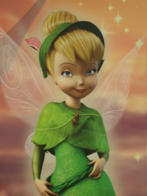 Tinker Bell, personaje de Disney, con vestido verde y diadema verde.
