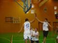 Jugadores de baloncesto en acción durante un partido en una cancha deportiva.