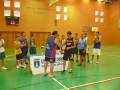 Equipo de baloncesto celebrando en el polideportivo municipal tras una victoria.
