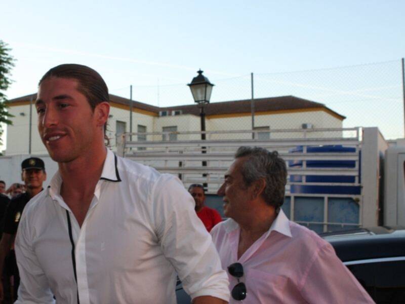 Sergio Ramos se da un baño de masas en Camas