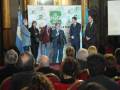 La Plata, Argentina. Presentación oficial con banderas y carteles informativos en un evento público.