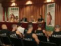 A una audiencia en un evento llamado "EROS Andalucía 10", con varios participantes sentados en sillas. La escena está ambientada en un salón con una pantalla de fondo que contiene información sobre el evento.