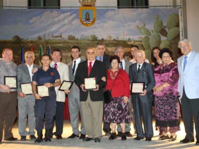 Miguel Gallardo recibe el premio a la promoción turística exterior de Chipiona, en el Día Internacional del Turismo.