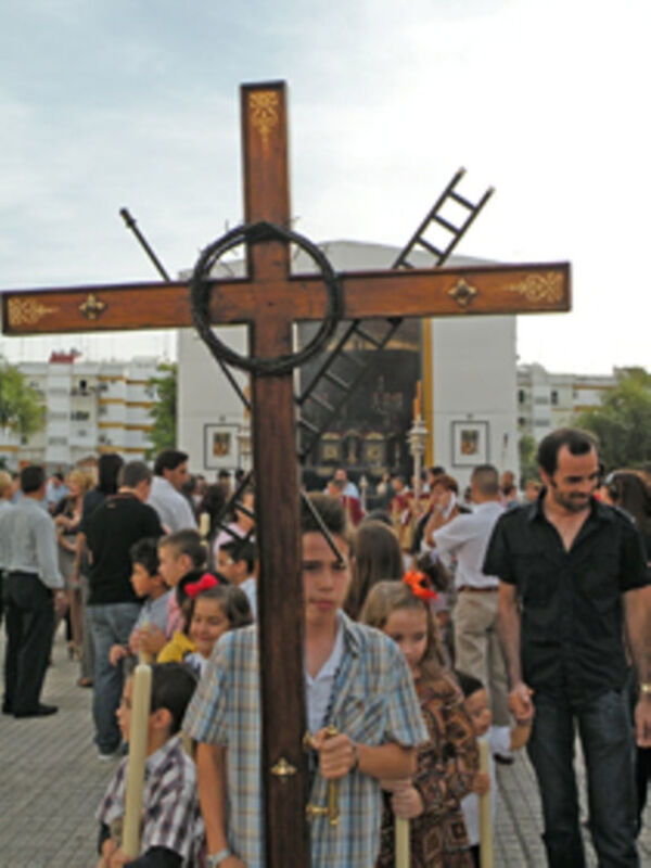La procesión de todo un barrio por el Cristo de la Caridad de la barriada de los Príncipes.
