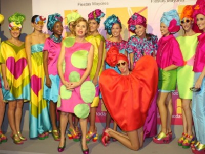 Agatha Ruiz de la Prada recibe en Sevilla un premio por su dedicación a la moda