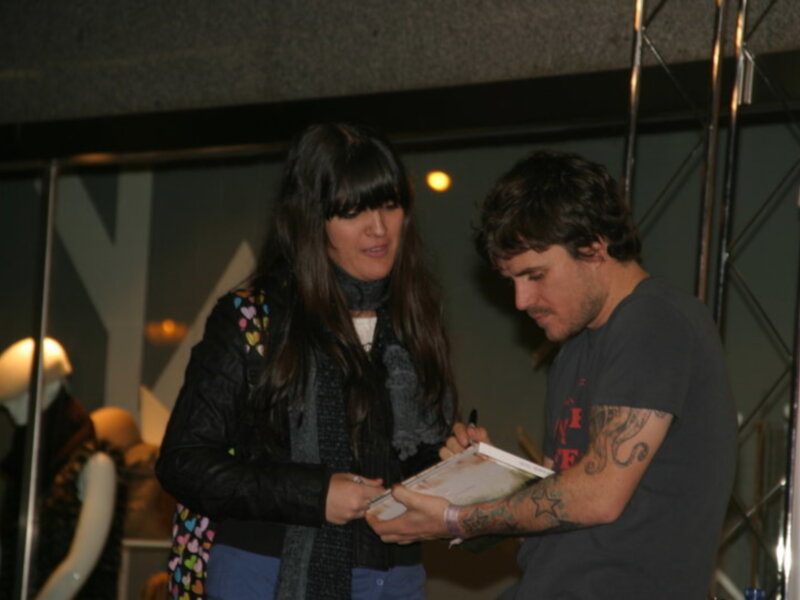 Dani Martín firma discos de su primer trabajo en solitario Pequeño en Sevilla