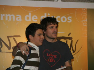 Dani Martín firma discos de su primer trabajo en solitario Pequeño en Sevilla