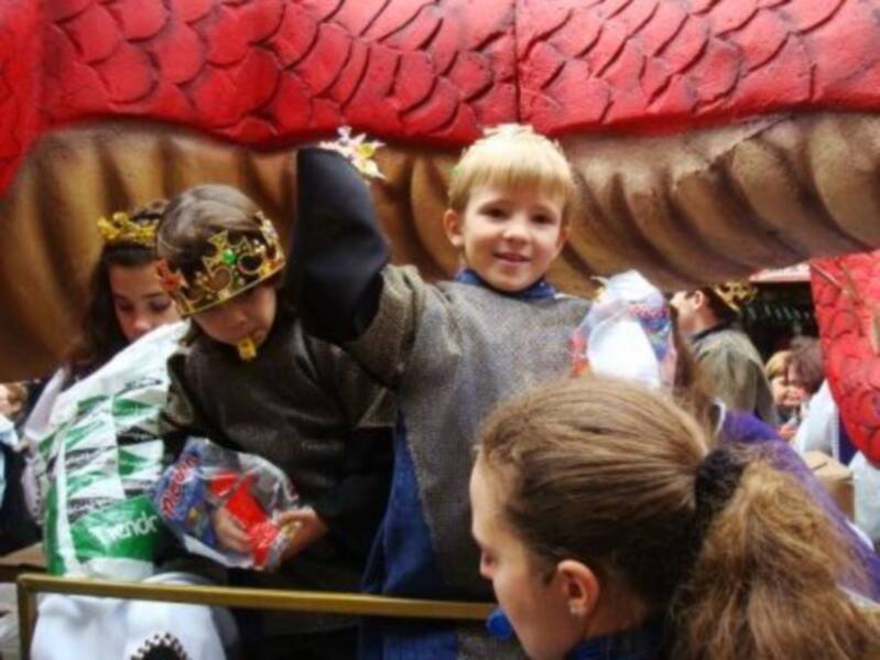 Los Reyes Magos reparten ilusión por las calles de Triana