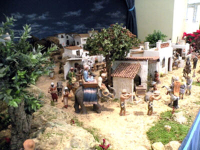 Miniatura de la Natividad con figuras y escenarios detallados