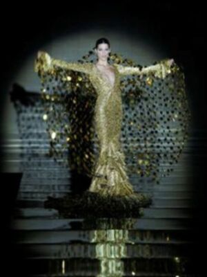 Viki Berrocal, con once kilos menos,  presenta su nueva colección en Sevilla con Virginia Troconis, Marta Sánchez, Boris, Ana García Siñeriz y Nuria March