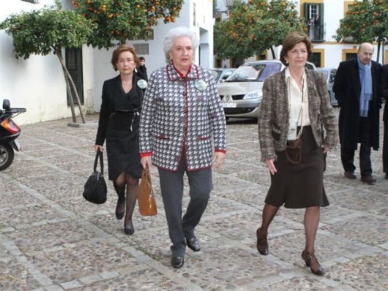 Rafael Medina con su mujer y su hermano Luis asisten a la misa funeral por su tío Luis en el palacio de Pilatos de Sevilla