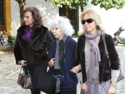 Rafael Medina con su mujer y su hermano Luis asisten a la misa funeral por su tío Luis en el palacio de Pilatos de Sevilla