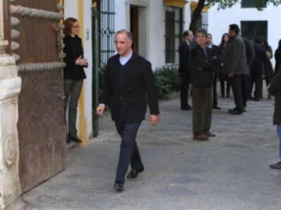 Rafael Medina con su mujer y su hermano Luis asisten a la misa funeral por su tío Luis en el palacio de Pilatos de Sevilla