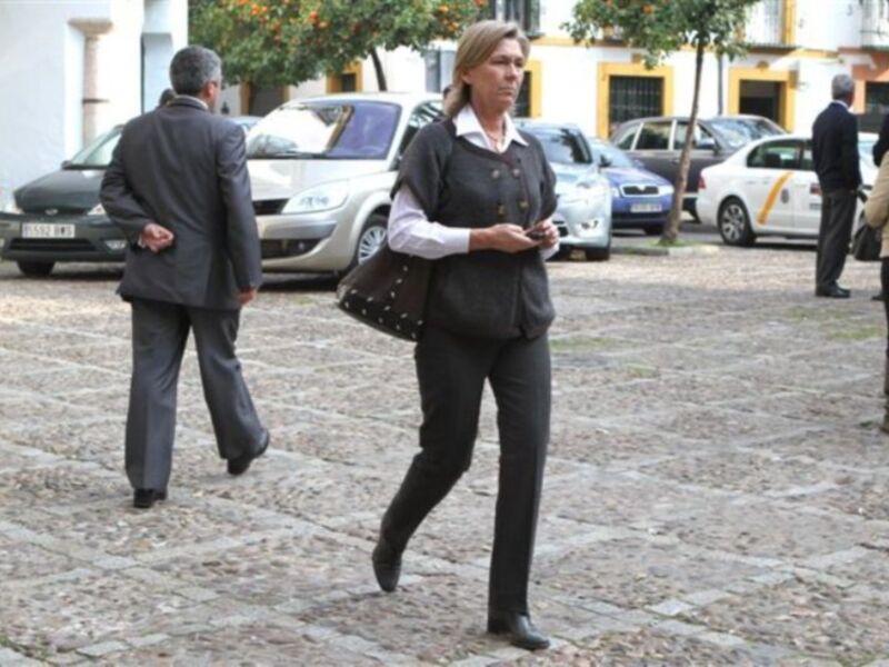 Rafael Medina con su mujer y su hermano Luis asisten a la misa funeral por su tío Luis en el palacio de Pilatos de Sevilla