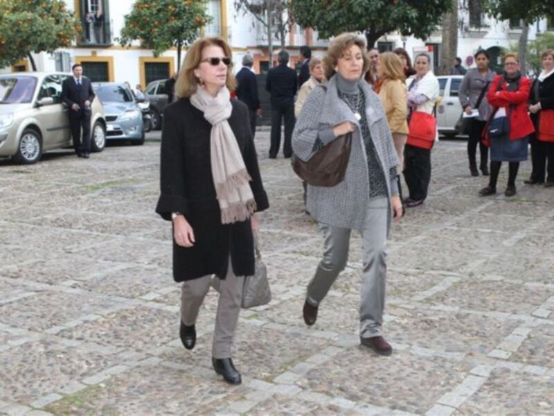 Rafael Medina con su mujer y su hermano Luis asisten a la misa funeral por su tío Luis en el palacio de Pilatos de Sevilla