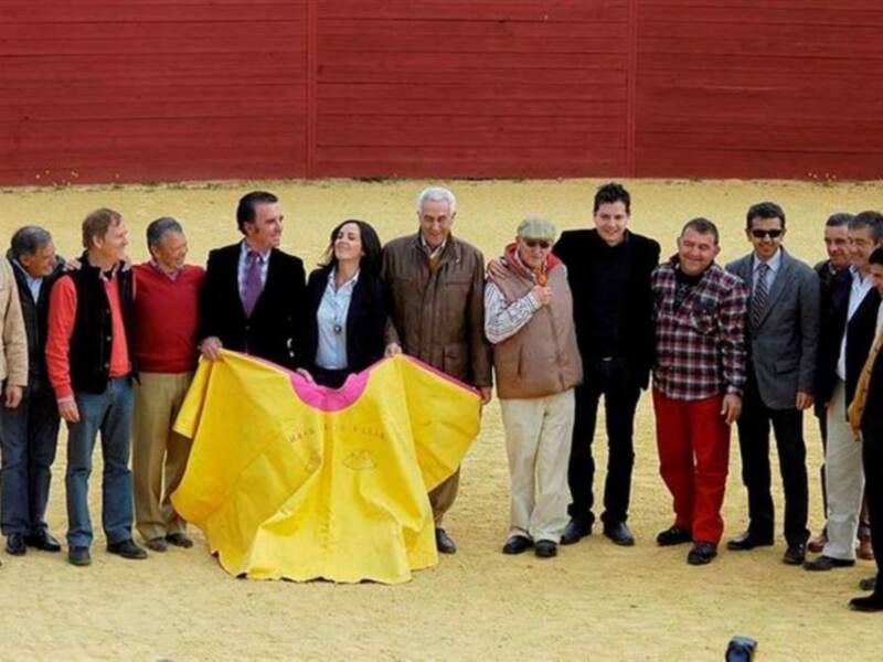 Ortega cano presenta en Yerbabuena el nuevo concurso de Canal Sur TV que enseña a torear a los famosos.
