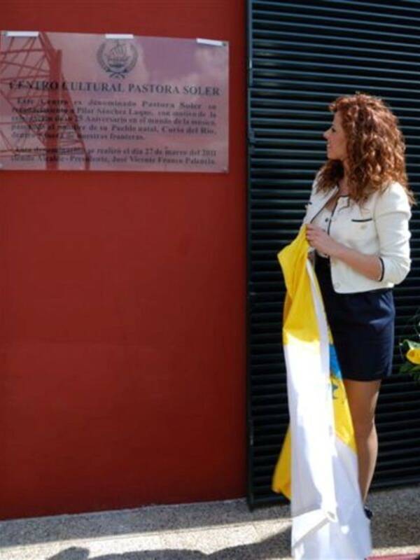 Pastora Soler inauguró junto a su marido Francis Viñolo la casa  de la cultura de Coria del Río