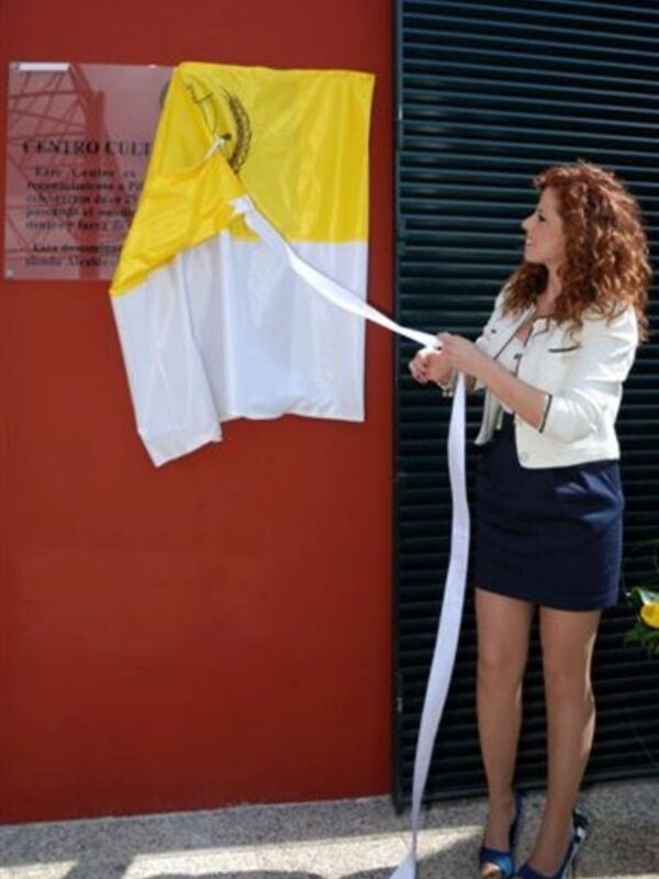 Pastora Soler inauguró junto a su marido Francis Viñolo la casa  de la cultura de Coria del Río