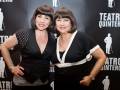 Dos mujeres sonrientes posan frente a un fondo con el texto "Teatro Quintero".