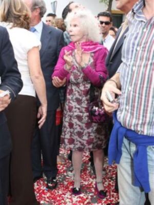 La Duquesa de Alba disfruta de la semana santa de Sevilla a pie de calle, como una sevillana más