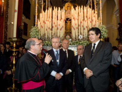 El Obispo auxiliar entregó el Bastón de Mando del Colegio de Abogados a su Patrona La Inmaculada.